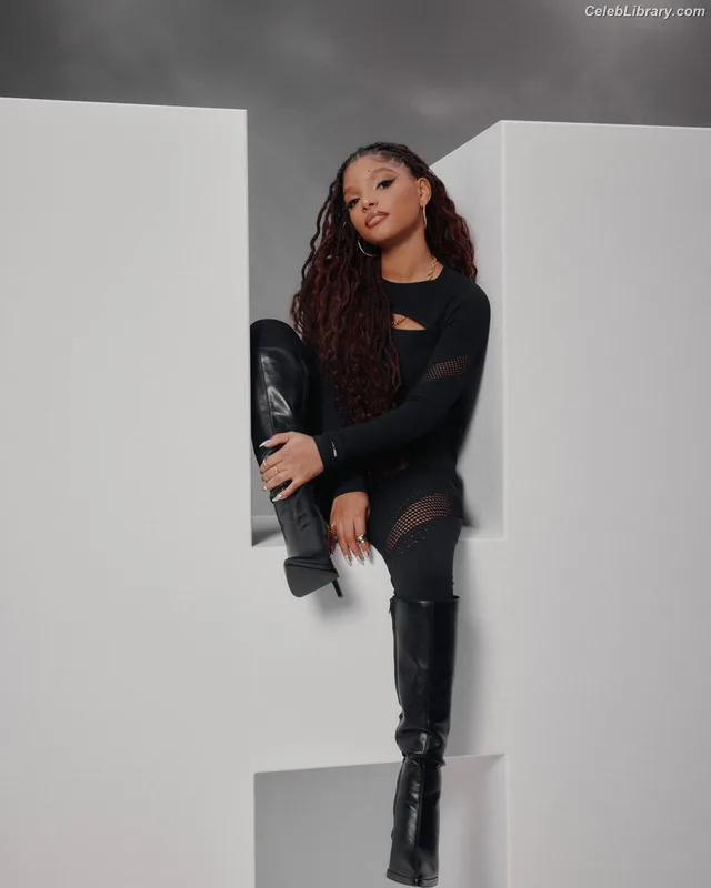 Halle Bailey photo 2 of 713