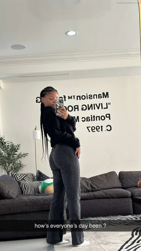 Halle Bailey photo 3 of 713