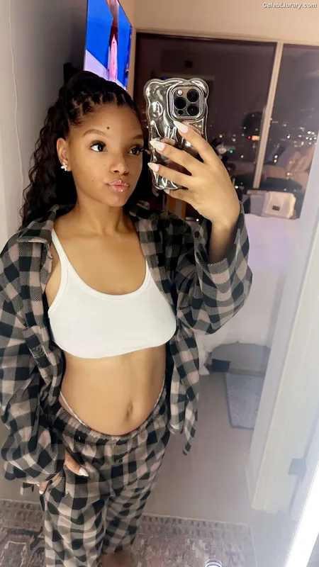 Halle Bailey photo 8 of 713