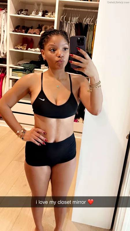Halle Bailey photo 17 of 713