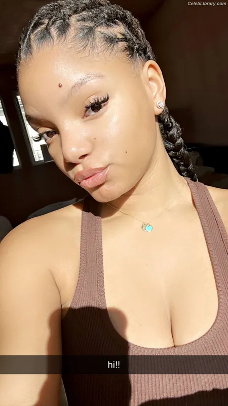 Halle Bailey photo 24 of 713