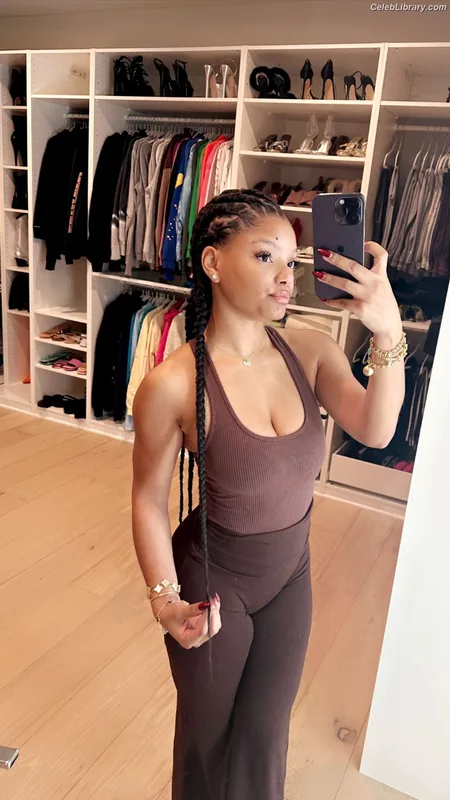 Halle Bailey photo 1 of 713
