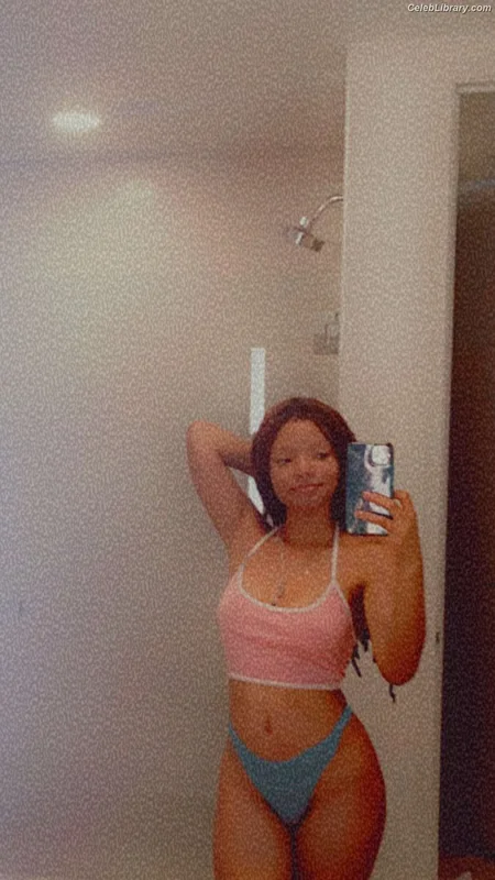 Halle Bailey photo 13 of 713