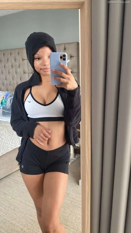 Halle Bailey photo 14 of 713