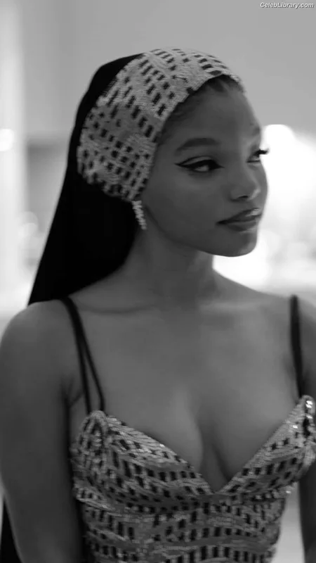 Halle Bailey photo 16 of 713
