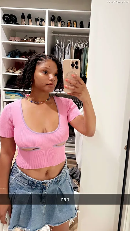 Halle Bailey photo 2 of 713