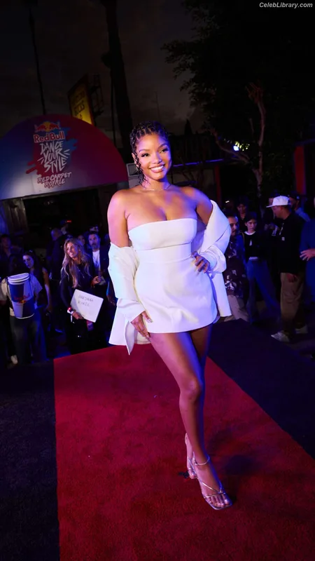Halle Bailey photo 10 of 713