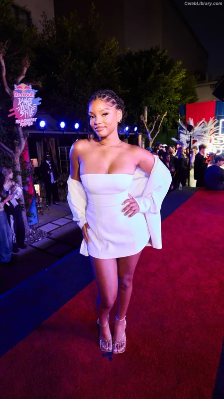 Halle Bailey photo 11 of 713