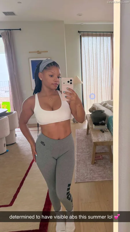 Halle Bailey photo 15 of 713