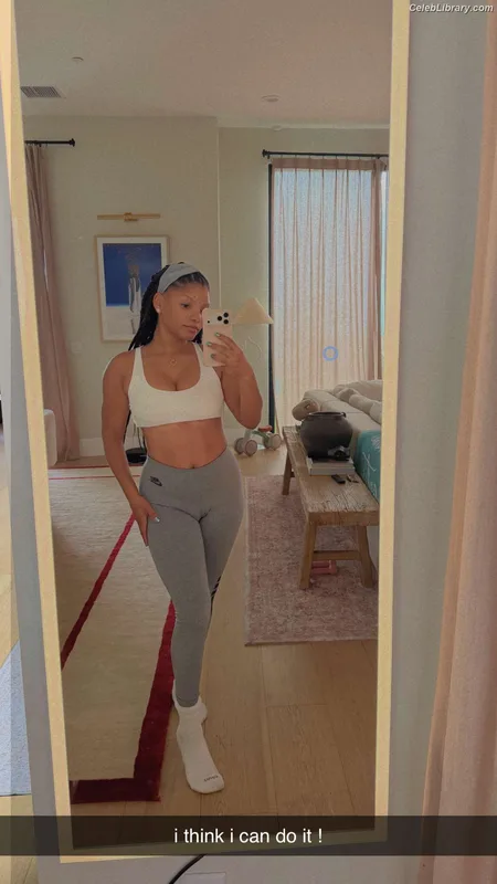 Halle Bailey photo 16 of 713