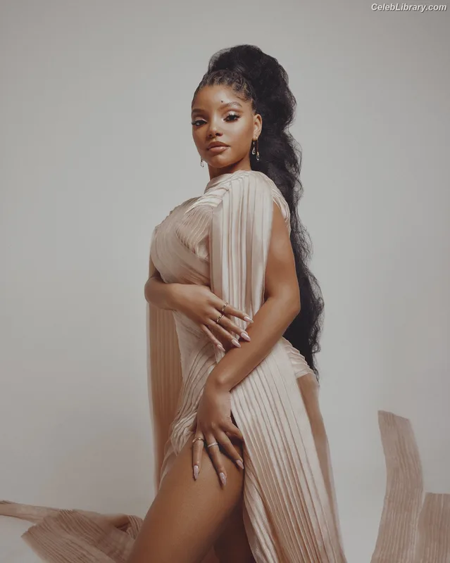 Halle Bailey photo 17 of 713