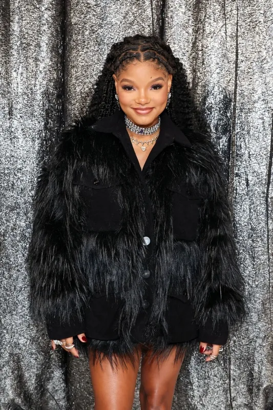 Halle Bailey photo 24 of 713