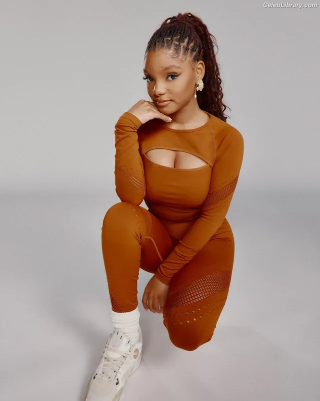 Halle Bailey photo 6 of 713