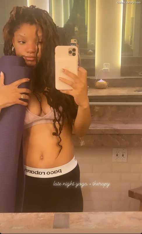 Halle Bailey photo 11 of 713