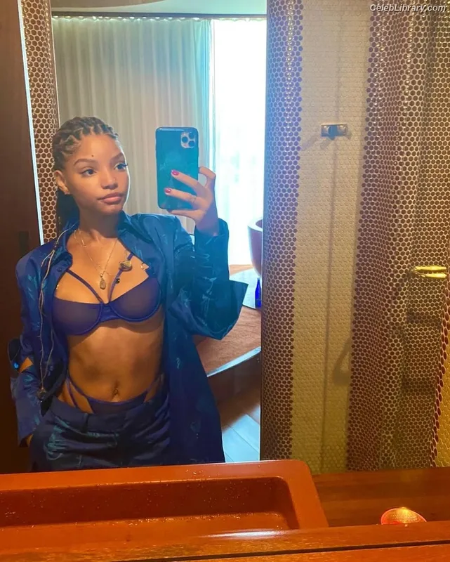Halle Bailey photo 14 of 713