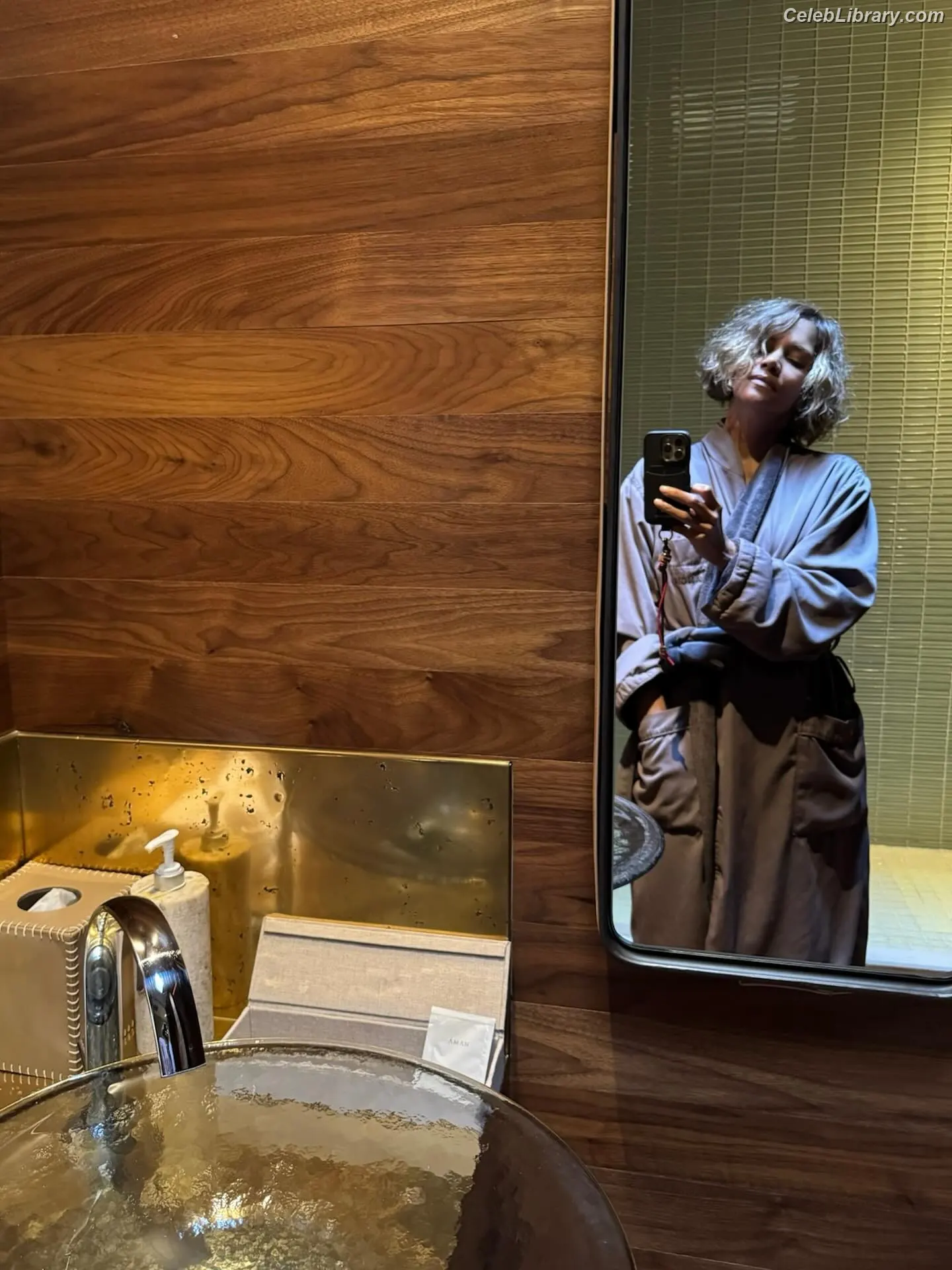 Halle Berry photo 15 of 334