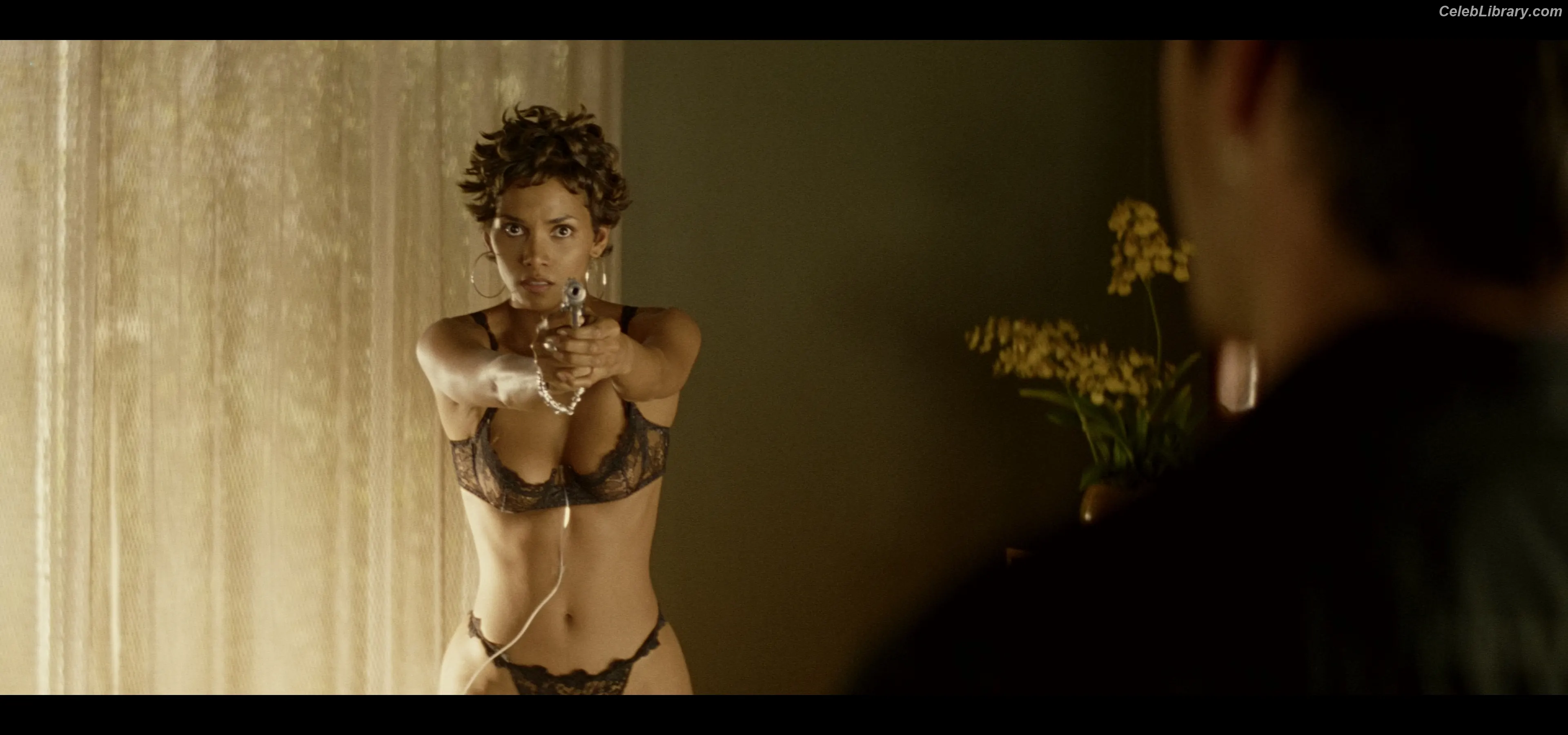 Halle Berry photo 4 of 334