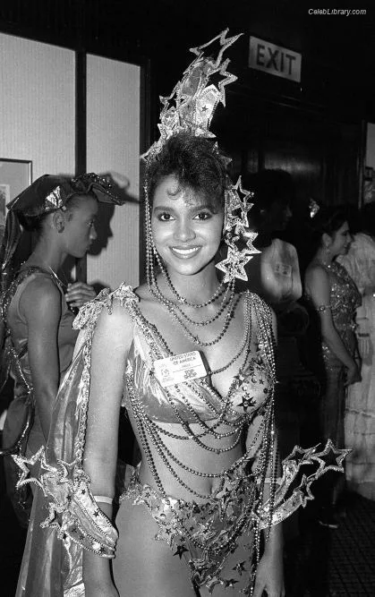 Halle Berry photo 15 of 335