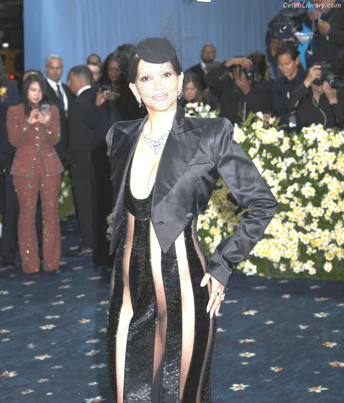 Halle Berry photo 21 of 335