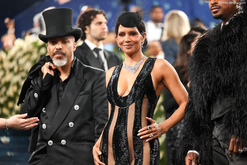 Halle Berry photo 23 of 335