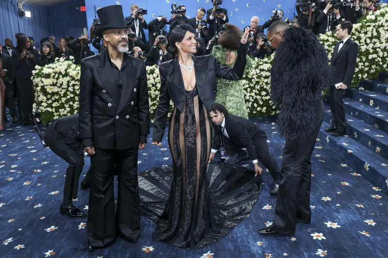 Halle Berry photo 16 of 335