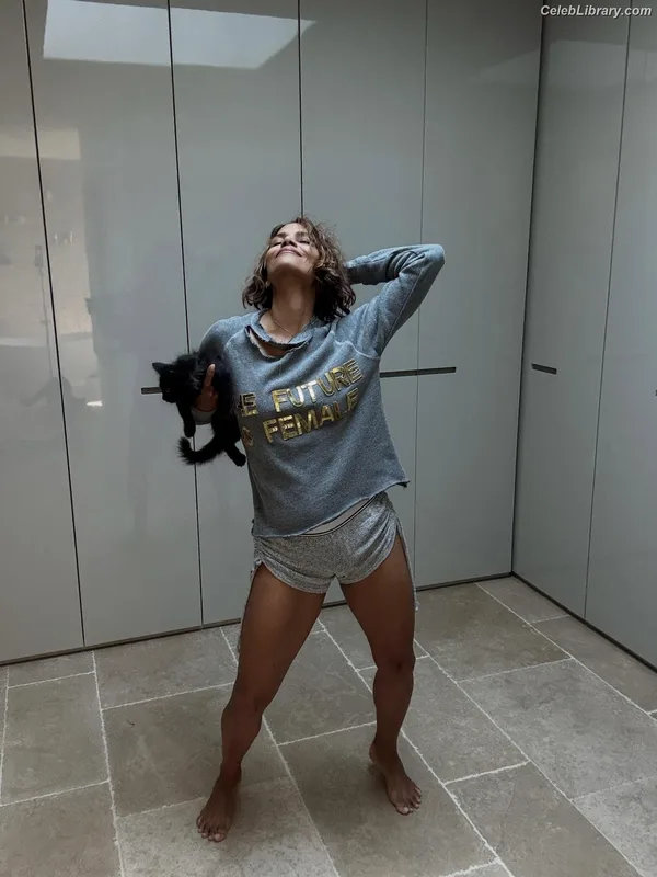 Halle Berry photo 20 of 335