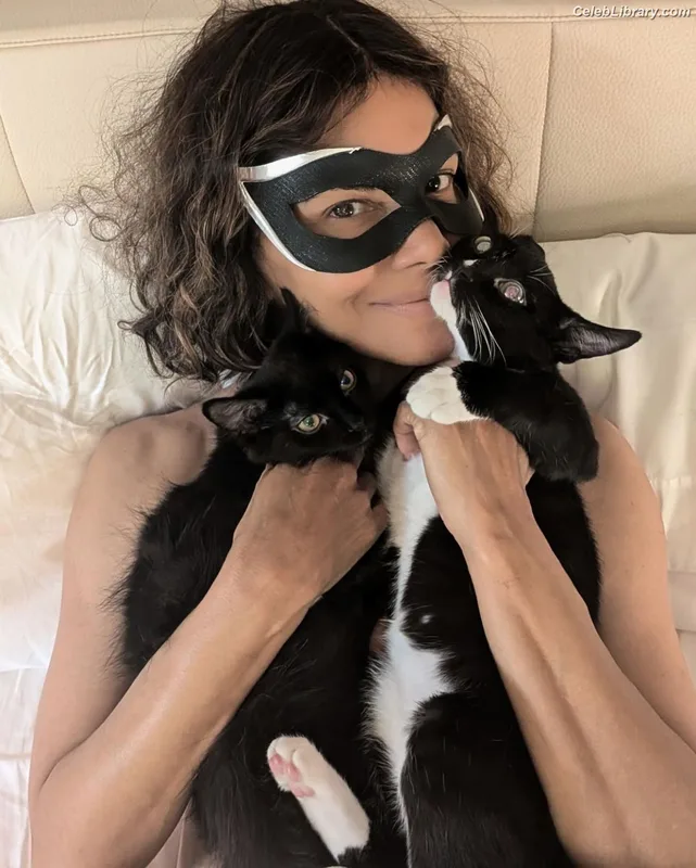 Halle Berry photo 2 of 335