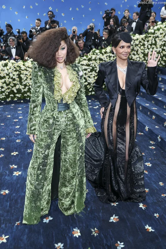Halle Berry photo 18 of 335