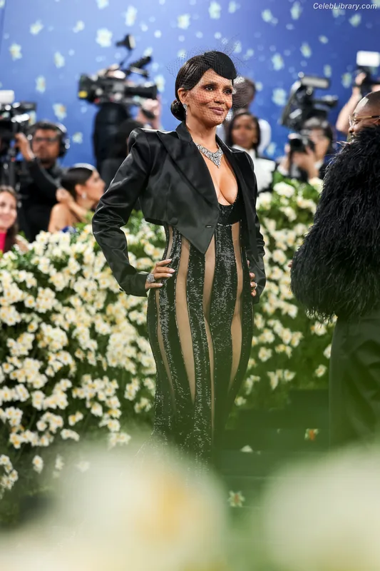 Halle Berry photo 21 of 335