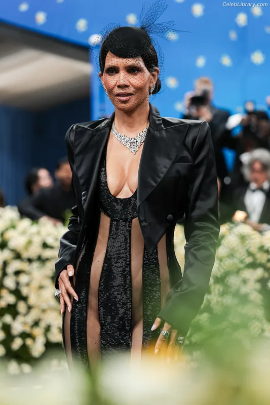 Halle Berry photo 22 of 335