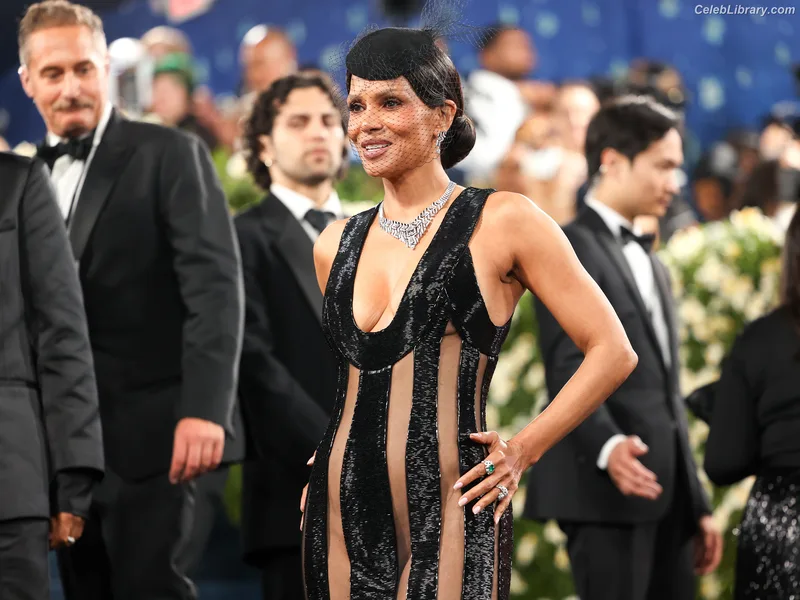 Halle Berry photo 17 of 335