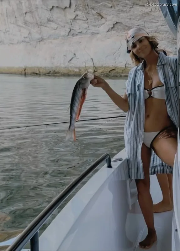 Halle Berry photo 2 of 335