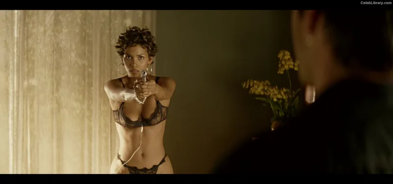 Halle Berry photo 4 of 335