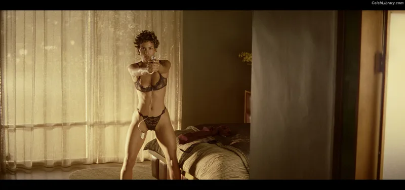 Halle Berry photo 17 of 335