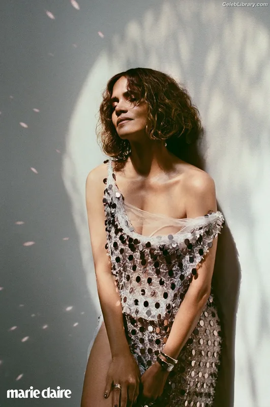 Halle Berry photo 22 of 335