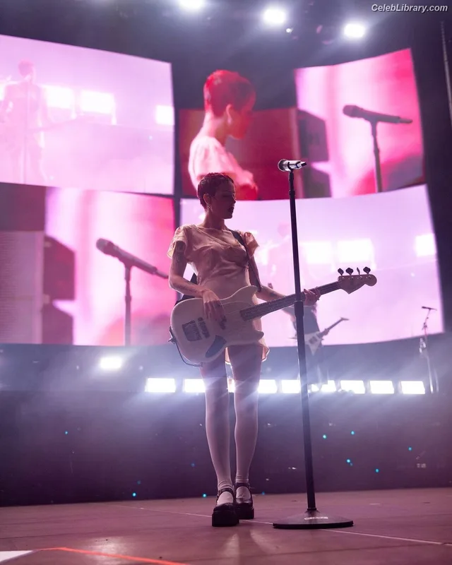Halsey photo 10 of 1182