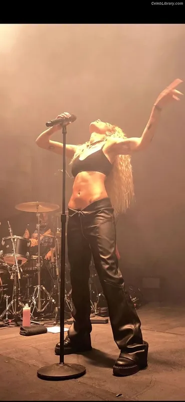 Halsey photo 8 of 1182