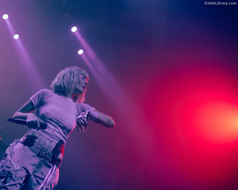 Halsey photo 2 of 1182