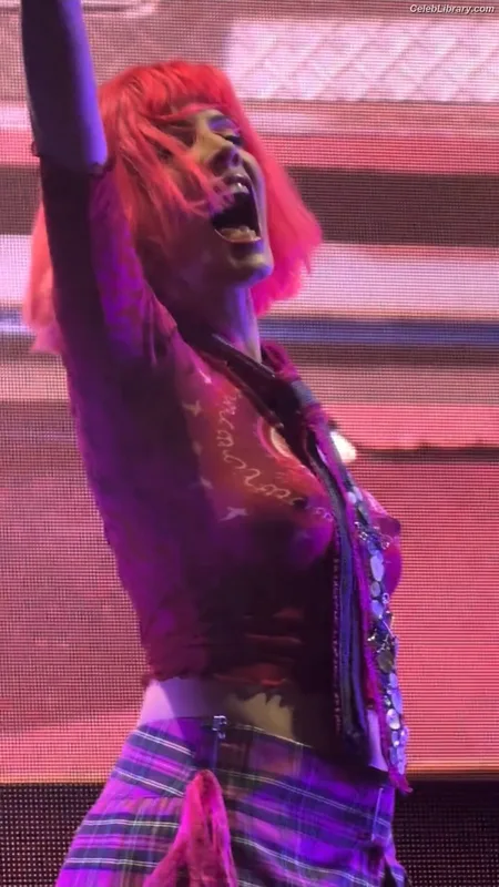 Halsey photo 1 of 1182