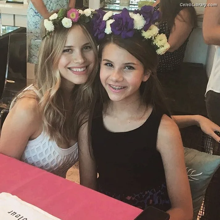 Halston Sage photo 3 of 284