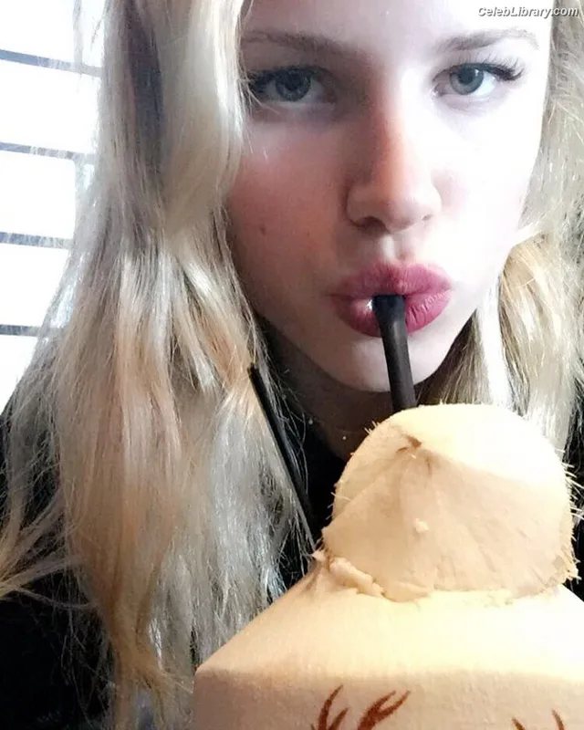 Halston Sage photo 5 of 284
