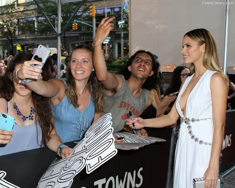 Halston Sage photo 18 of 284