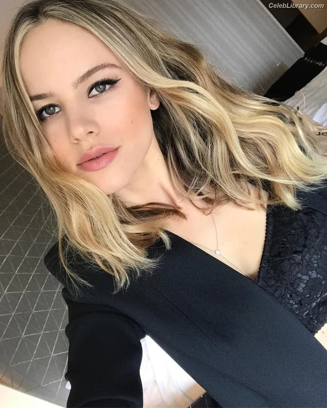 Halston Sage photo 23 of 284