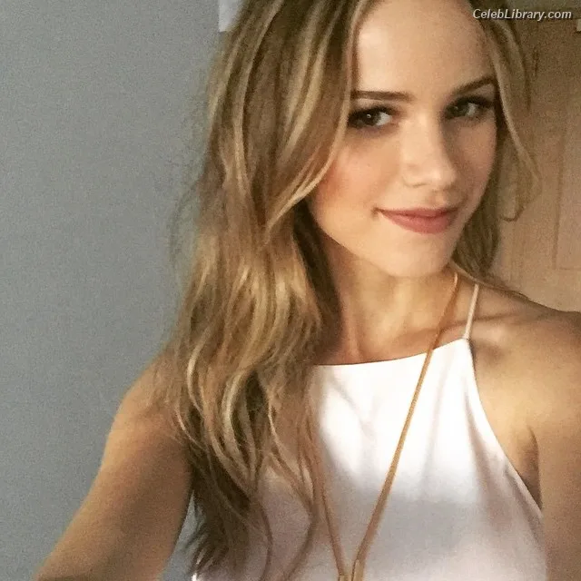Halston Sage photo 3 of 284