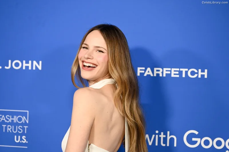 Halston Sage photo 8 of 284