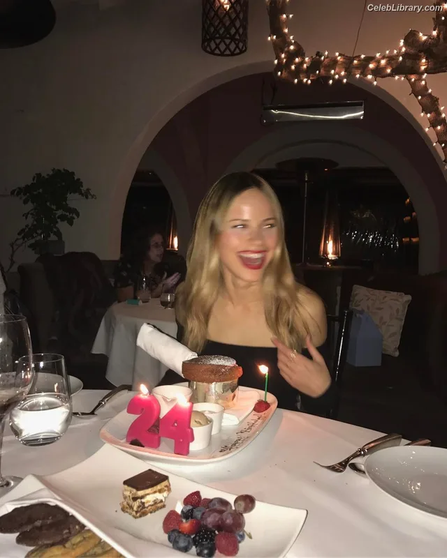 Halston Sage photo 14 of 284