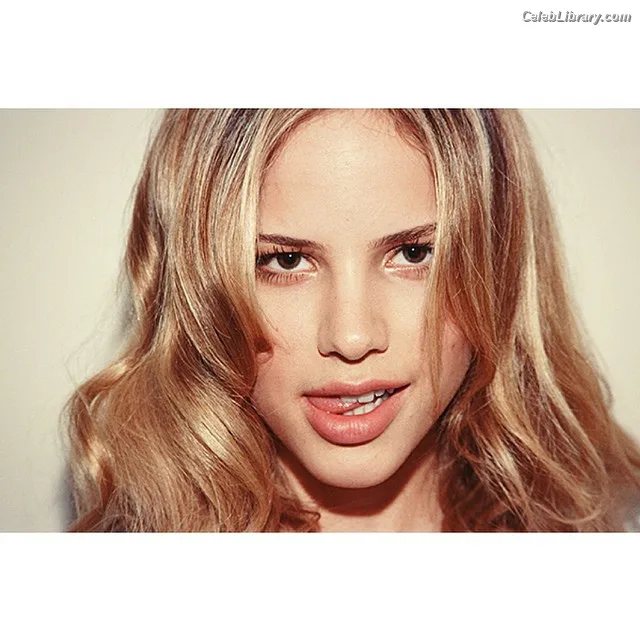 Halston Sage photo 17 of 284