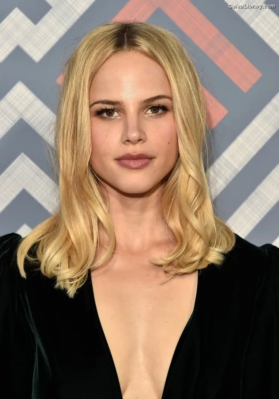 Halston Sage photo 7 of 284