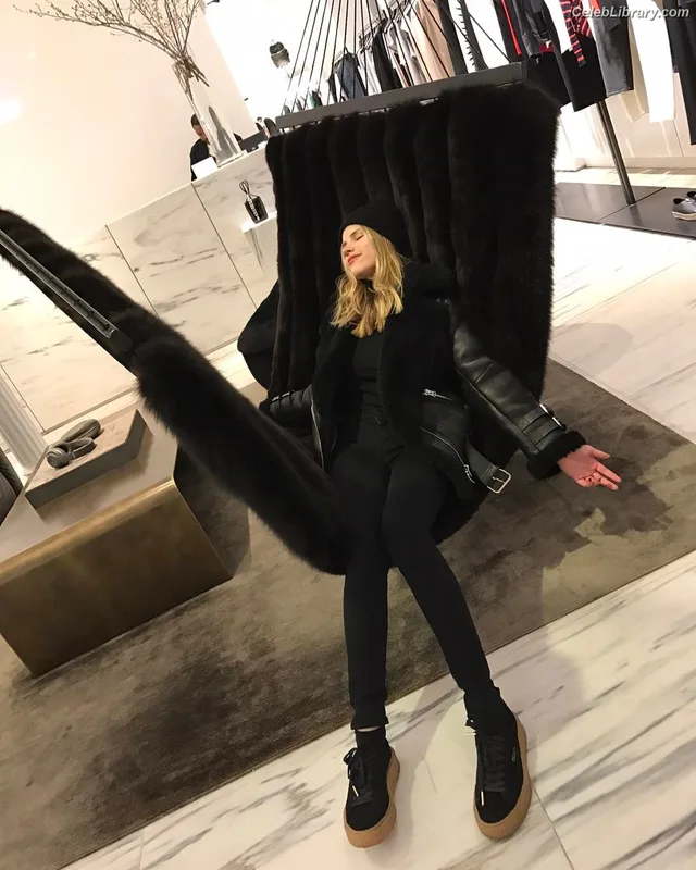 Halston Sage photo 8 of 284