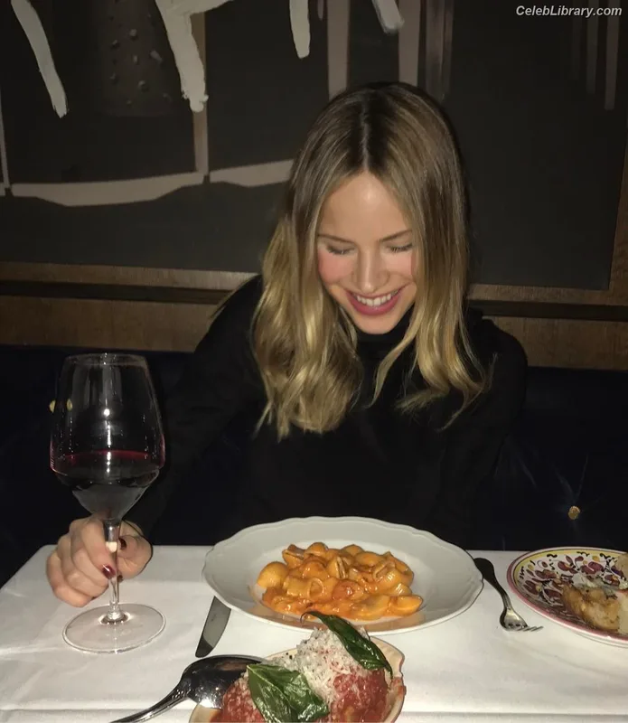 Halston Sage photo 9 of 284